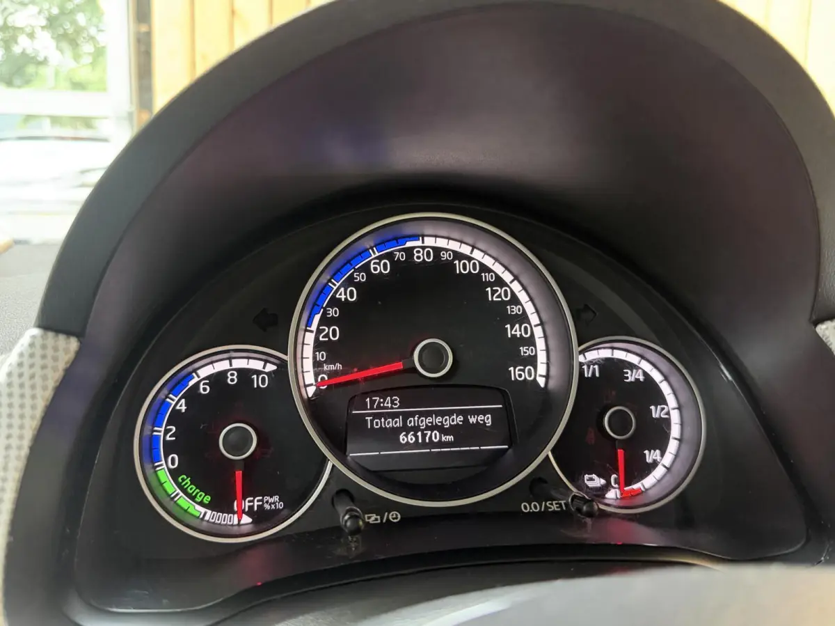 SoH 82,82% Climate & cruise control | Extra Getint glas | Lichtmetalen velgen | Metaalkleur | Parkeersensoren achter | Voorstoelen verwarmd | Verwarmde voorruit