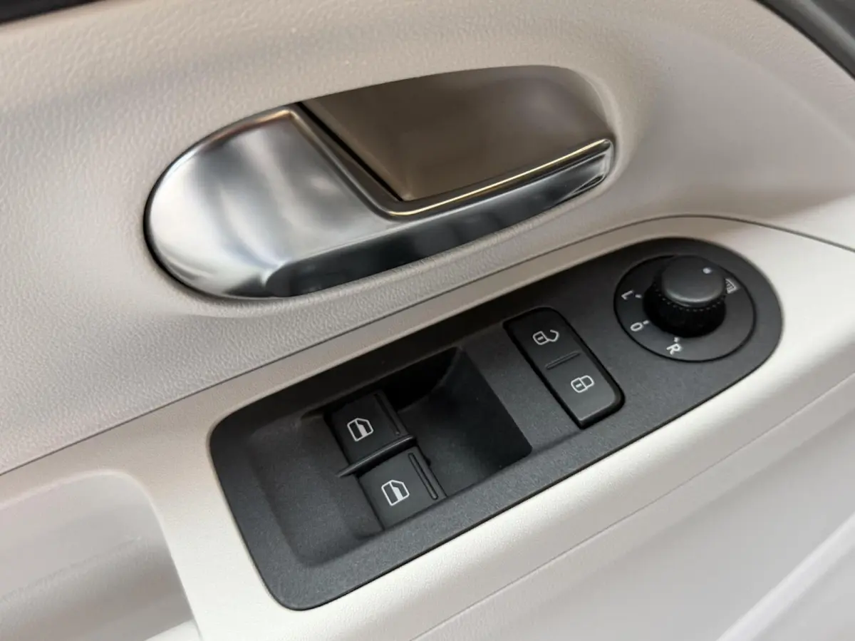 SoH 82,82% Climate & cruise control | Extra Getint glas | Lichtmetalen velgen | Metaalkleur | Parkeersensoren achter | Voorstoelen verwarmd | Verwarmde voorruit
