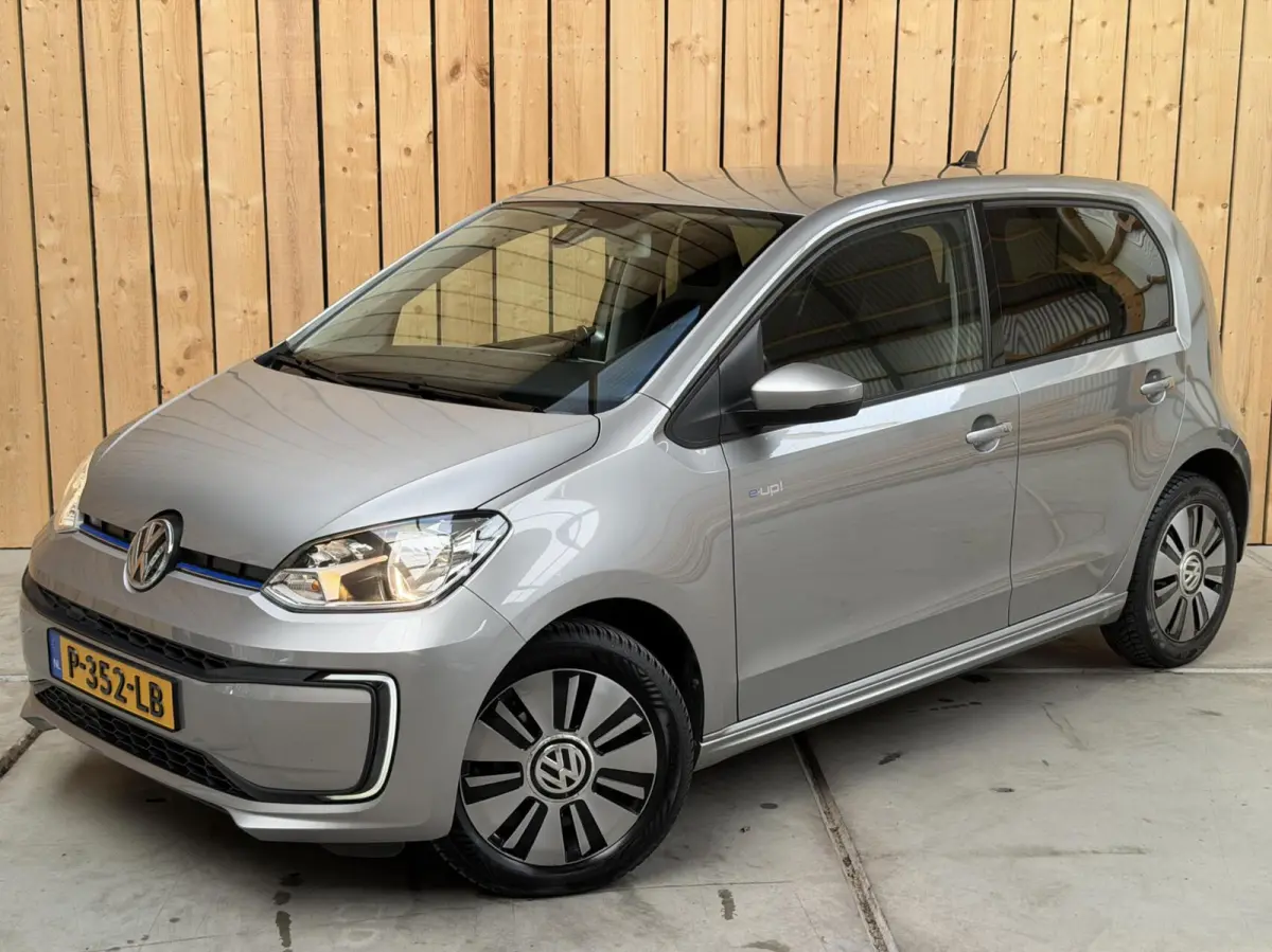 SoH 82,82% Climate & cruise control | Extra Getint glas | Lichtmetalen velgen | Metaalkleur | Parkeersensoren achter | Voorstoelen verwarmd | Verwarmde voorruit