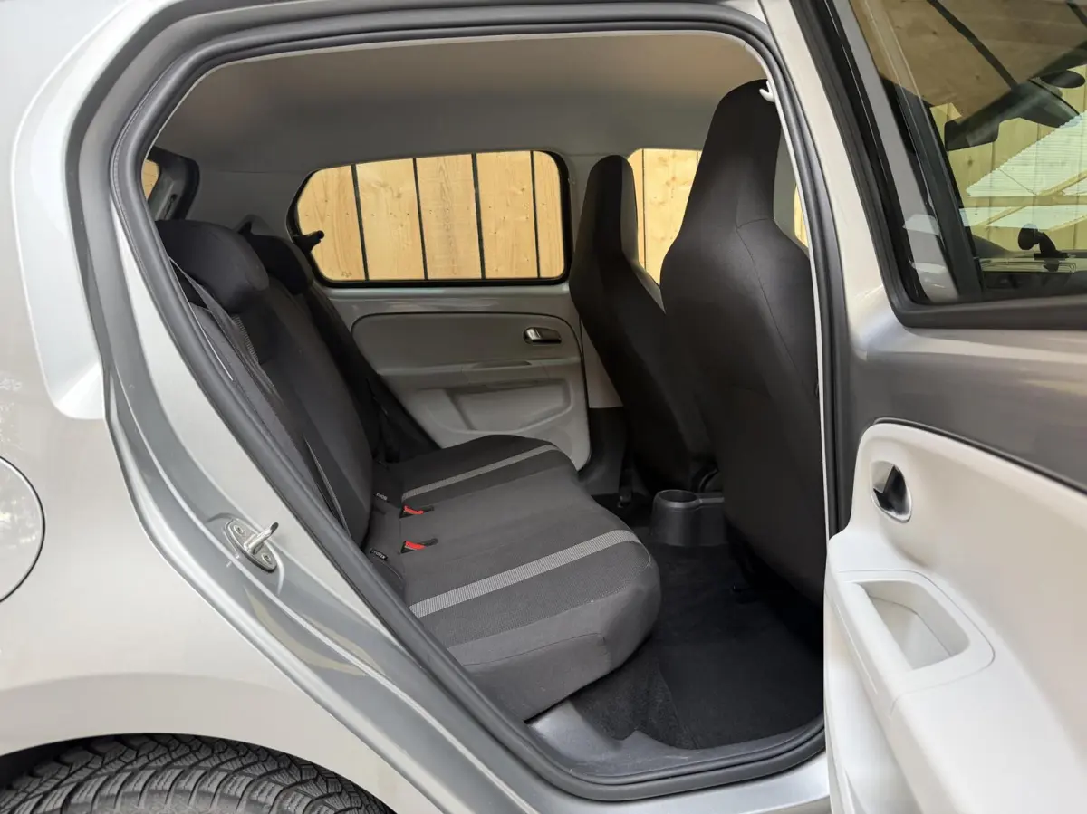 SoH 82,82% Climate & cruise control | Extra Getint glas | Lichtmetalen velgen | Metaalkleur | Parkeersensoren achter | Voorstoelen verwarmd | Verwarmde voorruit