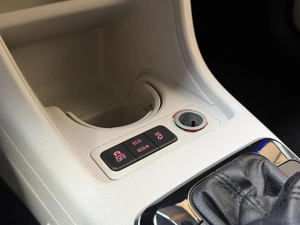 SoH 82,82% Climate & cruise control | Extra Getint glas | Lichtmetalen velgen | Metaalkleur | Parkeersensoren achter | Voorstoelen verwarmd | Verwarmde voorruit