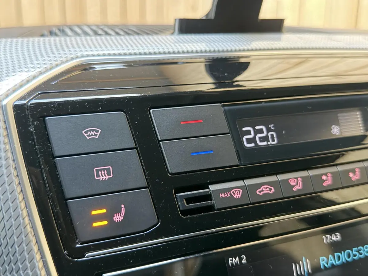 SoH 82,82% Climate & cruise control | Extra Getint glas | Lichtmetalen velgen | Metaalkleur | Parkeersensoren achter | Voorstoelen verwarmd | Verwarmde voorruit