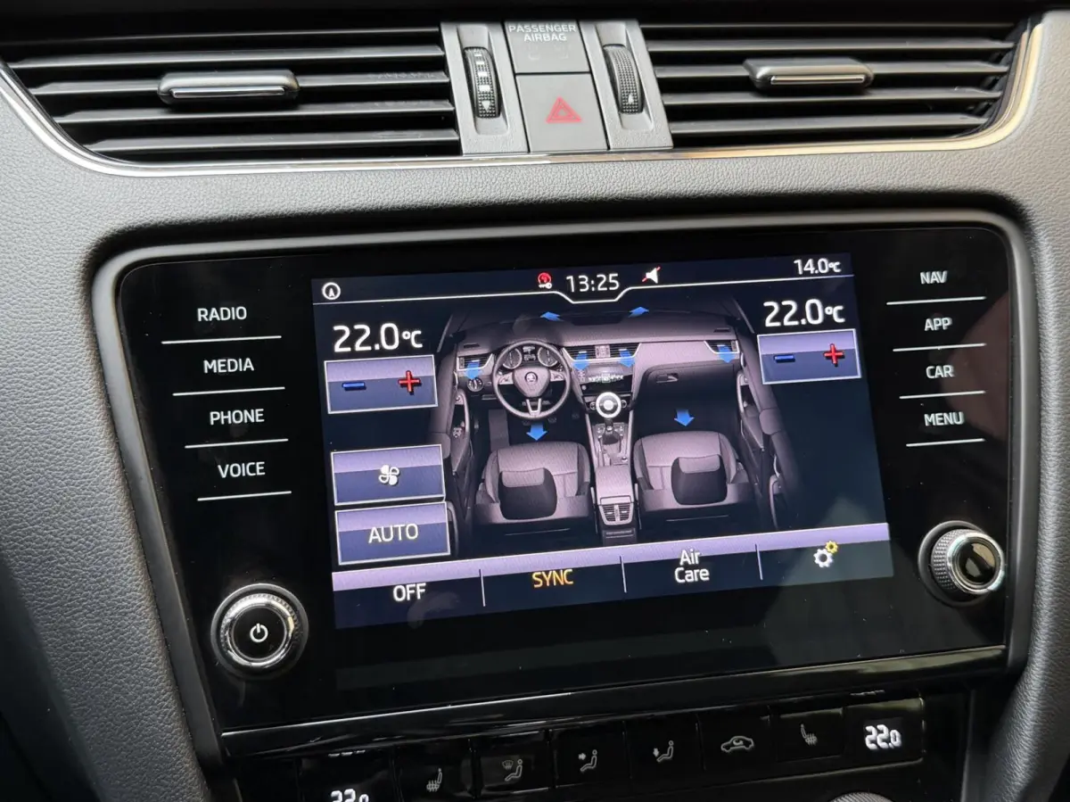 1.0 TSI Greentech Style Business Automaat | Apple CarPlay/Android Auto | Cruise & climate control | DAB ontvanger | Lichtmetalen velgen | Parkeersensoren achter | Voorstoelen verwarmd | Trek