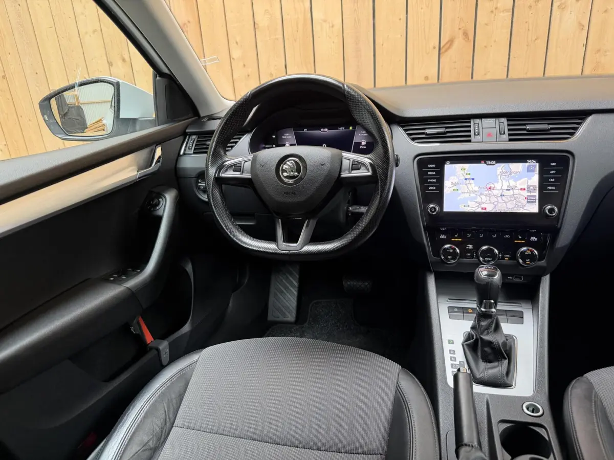 1.0 TSI Greentech Style Business Automaat | Apple CarPlay/Android Auto | Cruise & climate control | DAB ontvanger | Lichtmetalen velgen | Parkeersensoren achter | Voorstoelen verwarmd | Trek