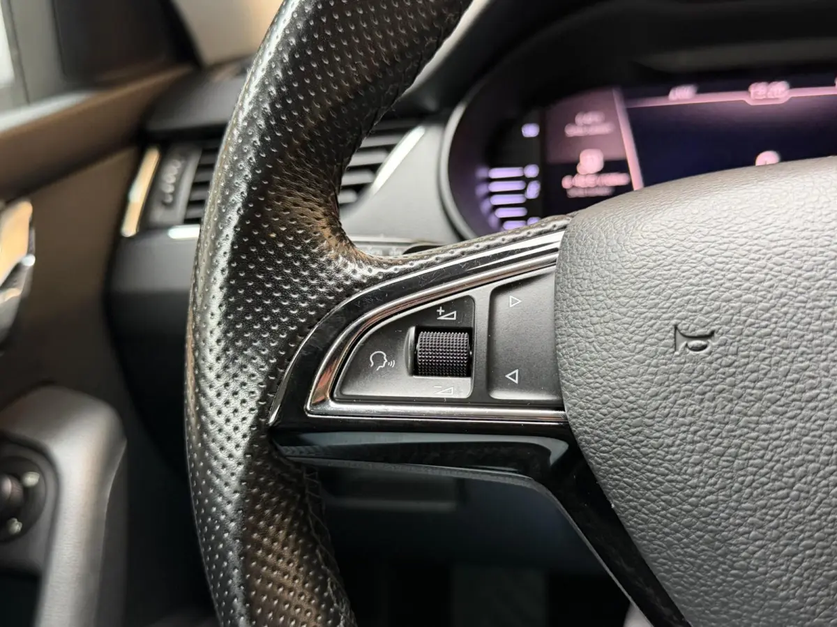 1.0 TSI Greentech Style Business Automaat | Apple CarPlay/Android Auto | Cruise & climate control | DAB ontvanger | Lichtmetalen velgen | Parkeersensoren achter | Voorstoelen verwarmd | Trek