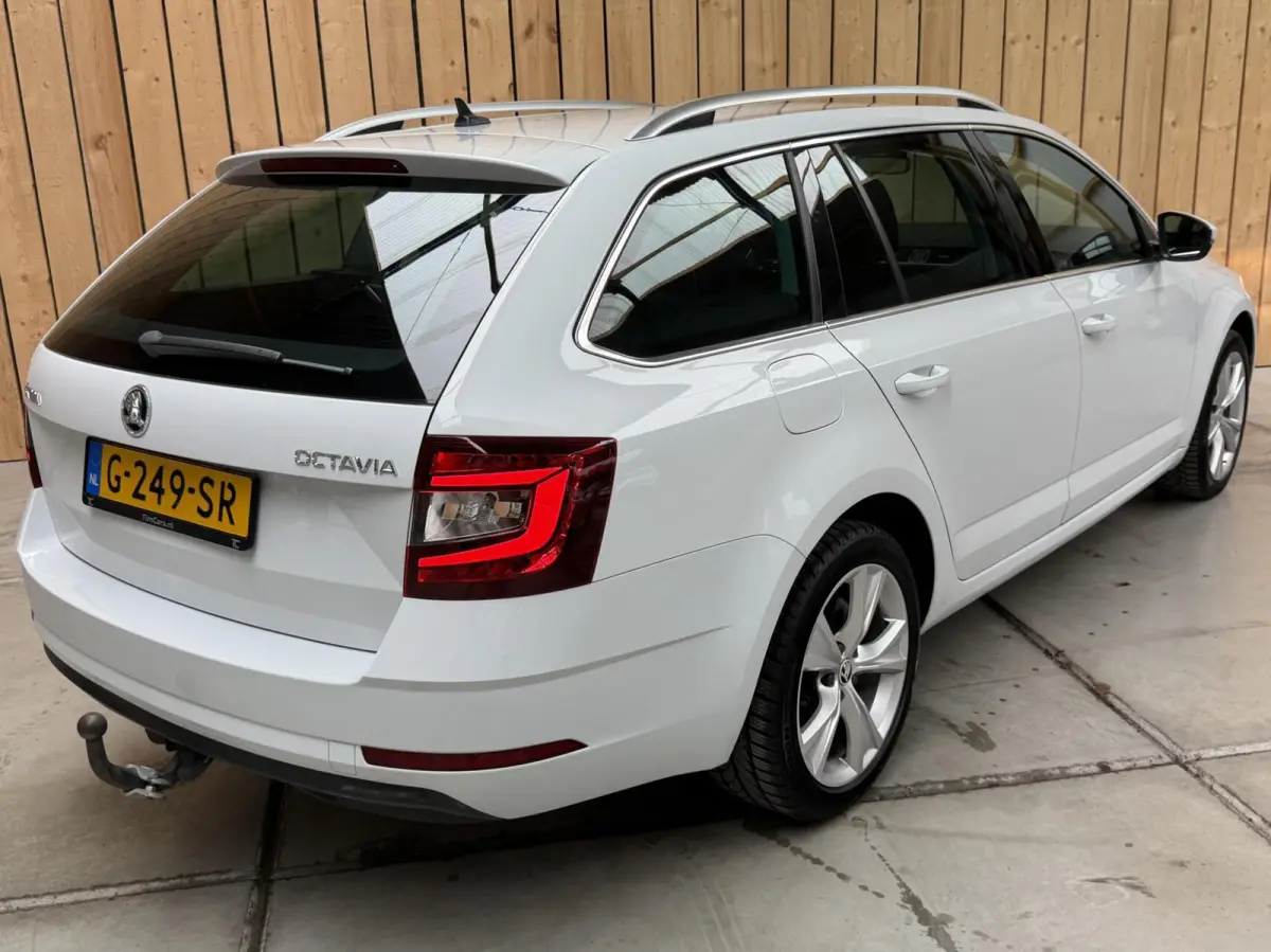 1.0 TSI Greentech Style Business Automaat | Apple CarPlay/Android Auto | Cruise & climate control | DAB ontvanger | Lichtmetalen velgen | Parkeersensoren achter | Voorstoelen verwarmd | Trek