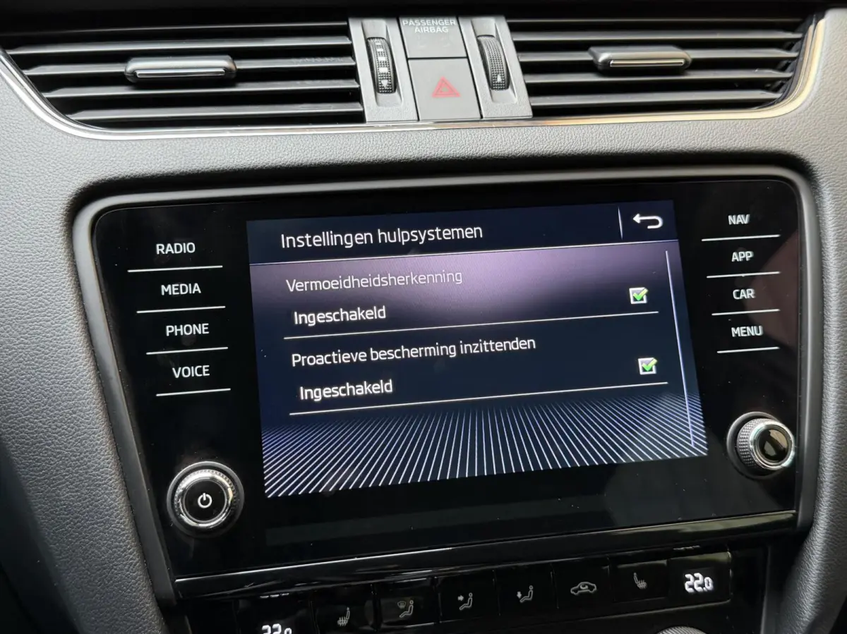 1.0 TSI Greentech Style Business Automaat | Apple CarPlay/Android Auto | Cruise & climate control | DAB ontvanger | Lichtmetalen velgen | Parkeersensoren achter | Voorstoelen verwarmd | Trek