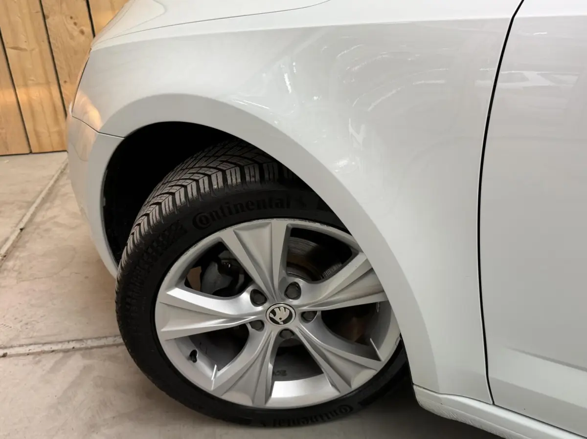 1.0 TSI Greentech Style Business Automaat | Apple CarPlay/Android Auto | Cruise & climate control | DAB ontvanger | Lichtmetalen velgen | Parkeersensoren achter | Voorstoelen verwarmd | Trek