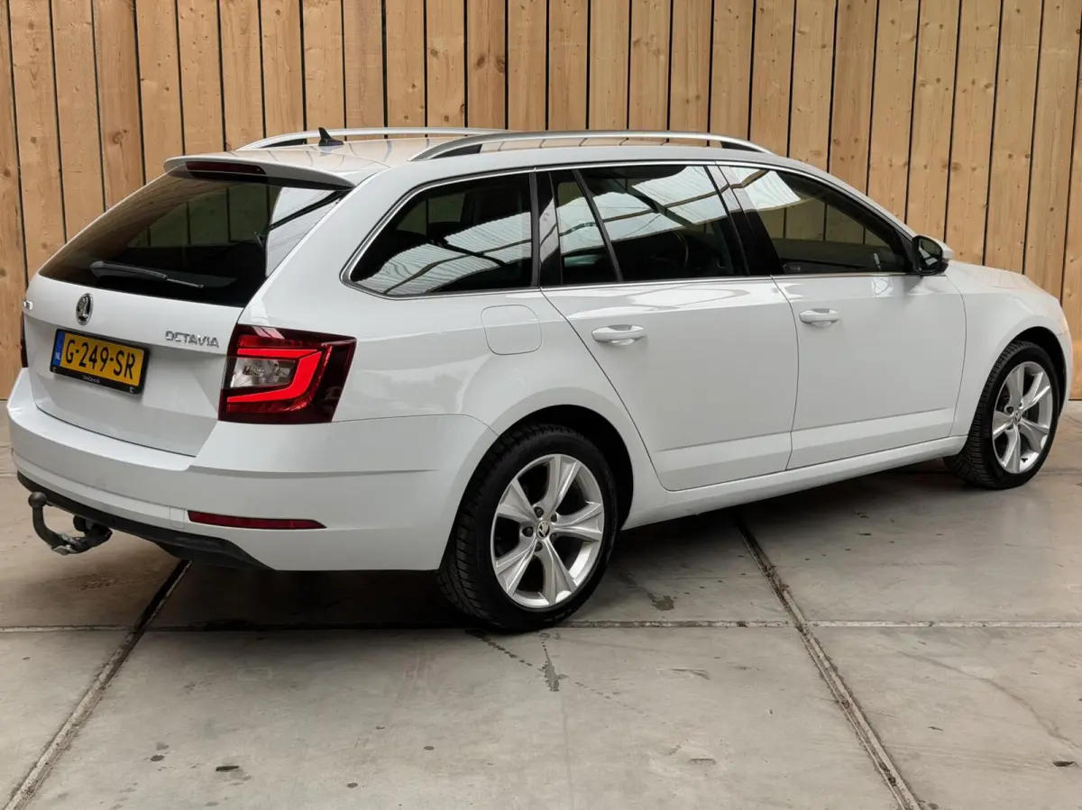 1.0 TSI Greentech Style Business Automaat | Apple CarPlay/Android Auto | Cruise & climate control | DAB ontvanger | Lichtmetalen velgen | Parkeersensoren achter | Voorstoelen verwarmd | Trek