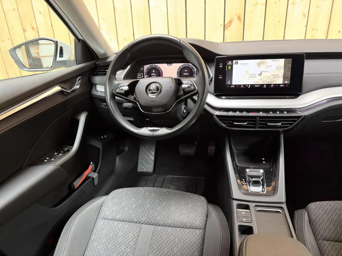 1.0 e-TSI Business Edition Plus Automaat | Apple CarPlay/Android Auto | Adaptieve cruise control | DAB ontvanger | Dode hoek detectie | LED verlichting | Parkeersensoren voor en achter | Voo