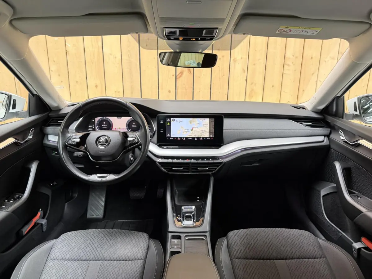 1.0 e-TSI Business Edition Plus Automaat | Apple CarPlay/Android Auto | Adaptieve cruise control | DAB ontvanger | Dode hoek detectie | LED verlichting | Parkeersensoren voor en achter | Voo