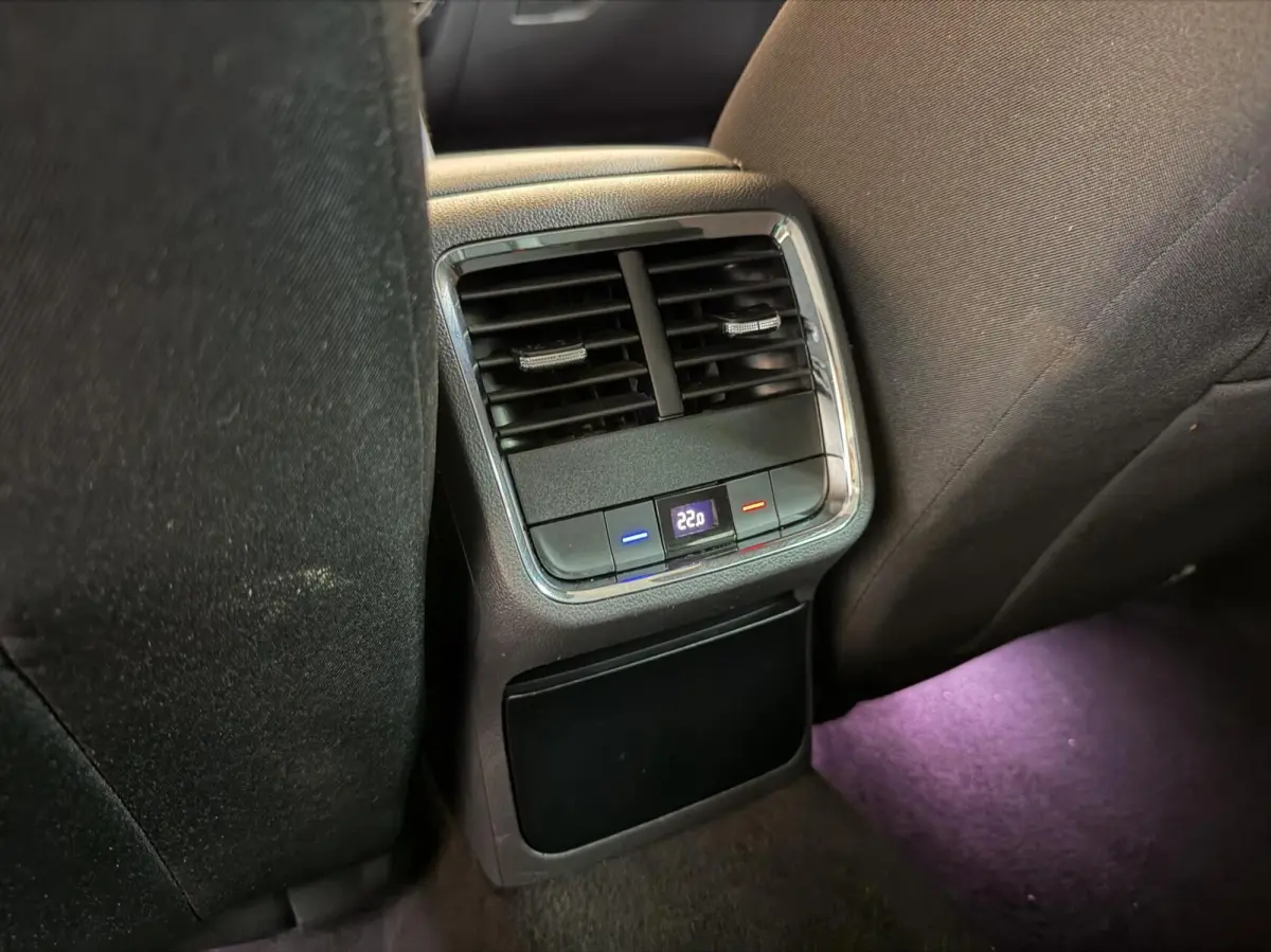 1.0 e-TSI Business Edition Plus Automaat | Apple CarPlay/Android Auto | Adaptieve cruise control | DAB ontvanger | Dode hoek detectie | LED verlichting | Parkeersensoren voor en achter | Voo