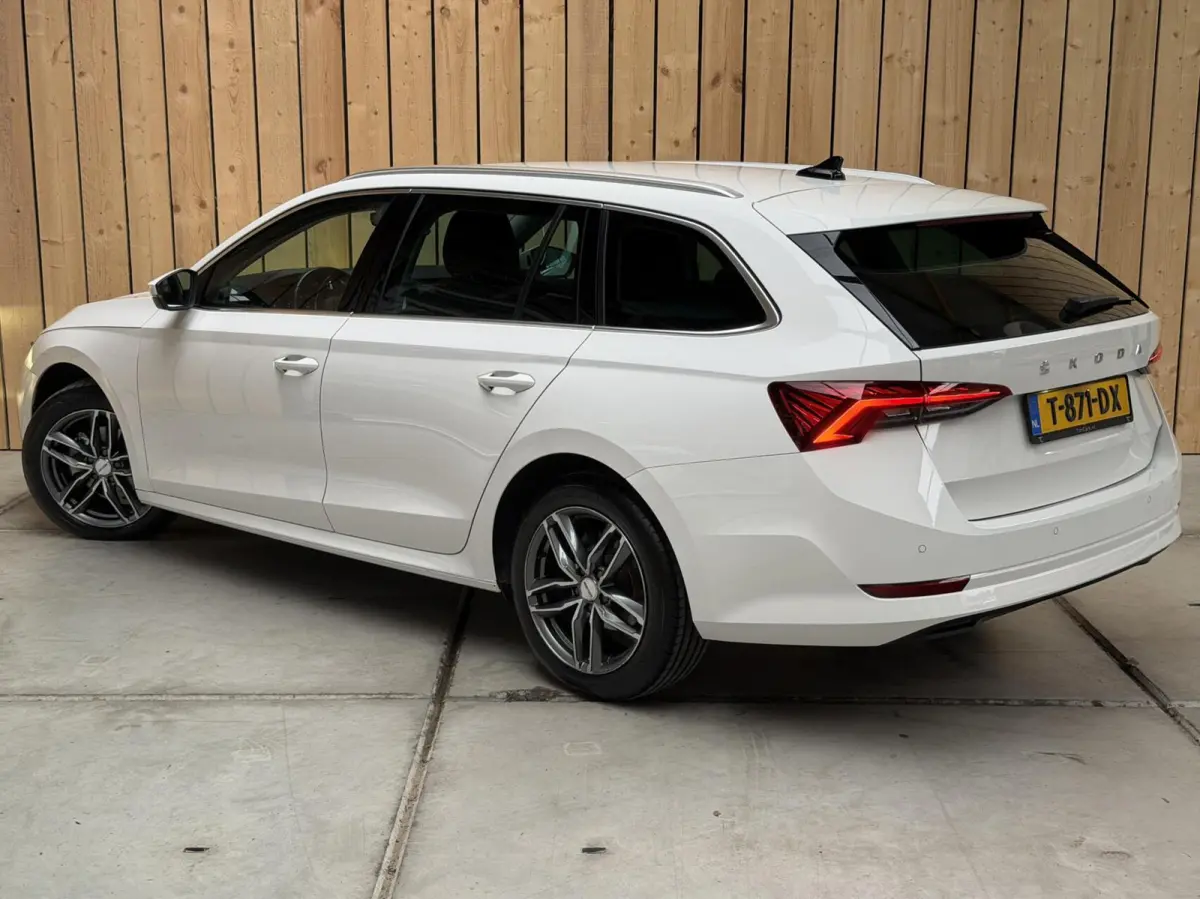 1.0 e-TSI Business Edition Plus Automaat | Apple CarPlay/Android Auto | Adaptieve cruise control | DAB ontvanger | Dode hoek detectie | LED verlichting | Parkeersensoren voor en achter | Voo
