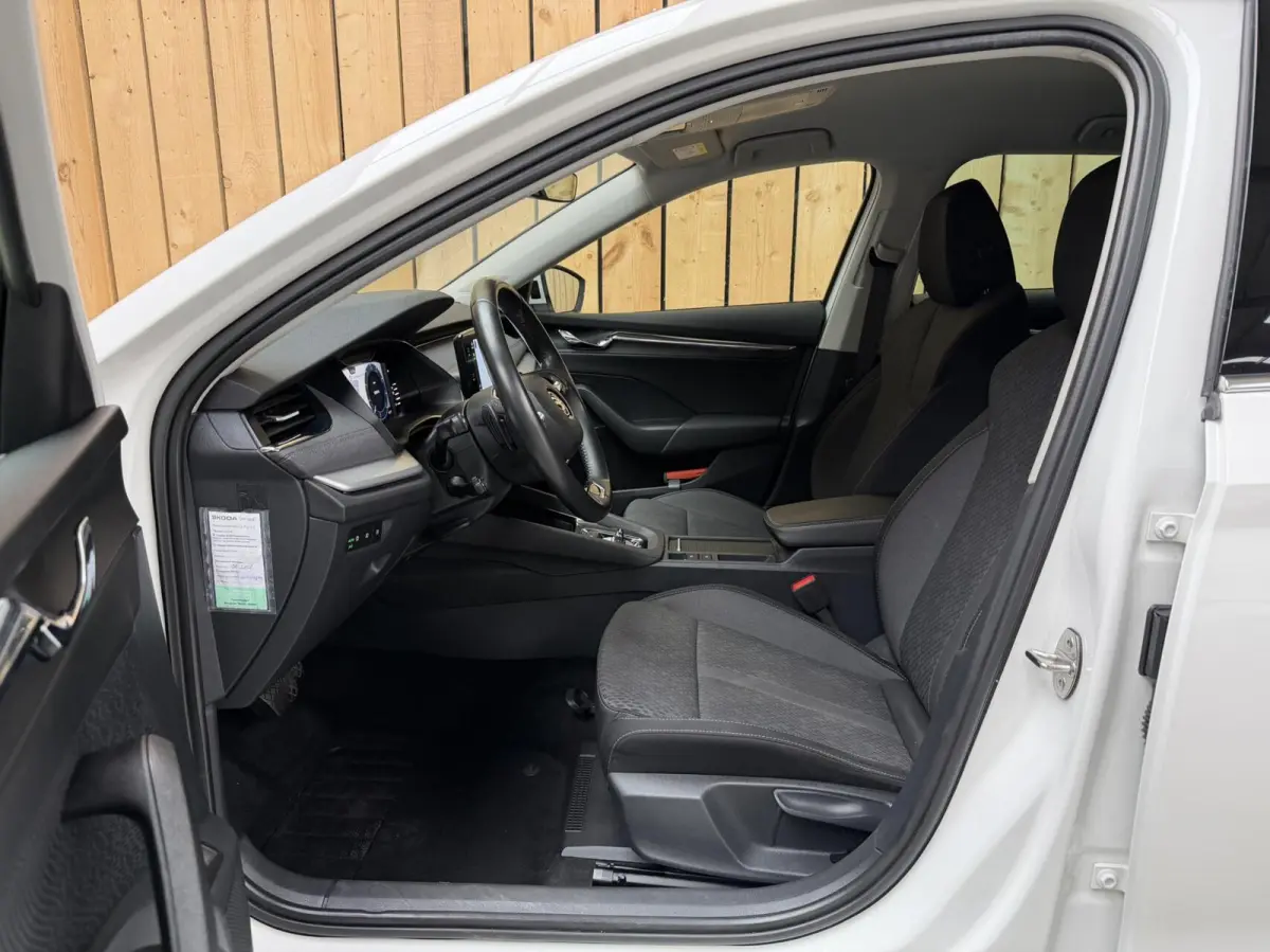 1.0 e-TSI Business Edition Plus Automaat | Apple CarPlay/Android Auto | Adaptieve cruise control | DAB ontvanger | Dode hoek detectie | LED verlichting | Parkeersensoren voor en achter | Voo