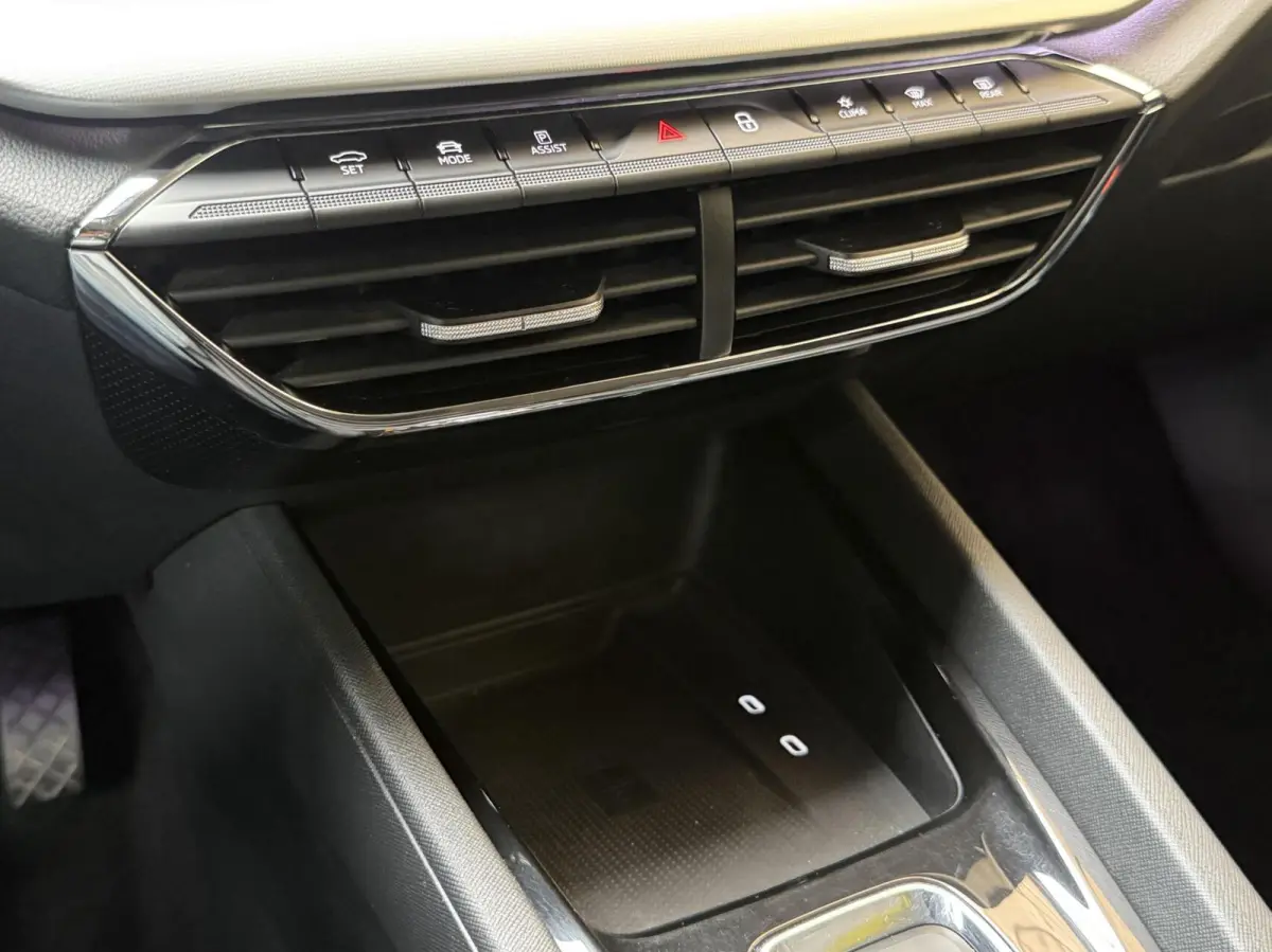 1.0 e-TSI Business Edition Plus Automaat | Apple CarPlay/Android Auto | Adaptieve cruise control | DAB ontvanger | Dode hoek detectie | LED verlichting | Parkeersensoren voor en achter | Voo