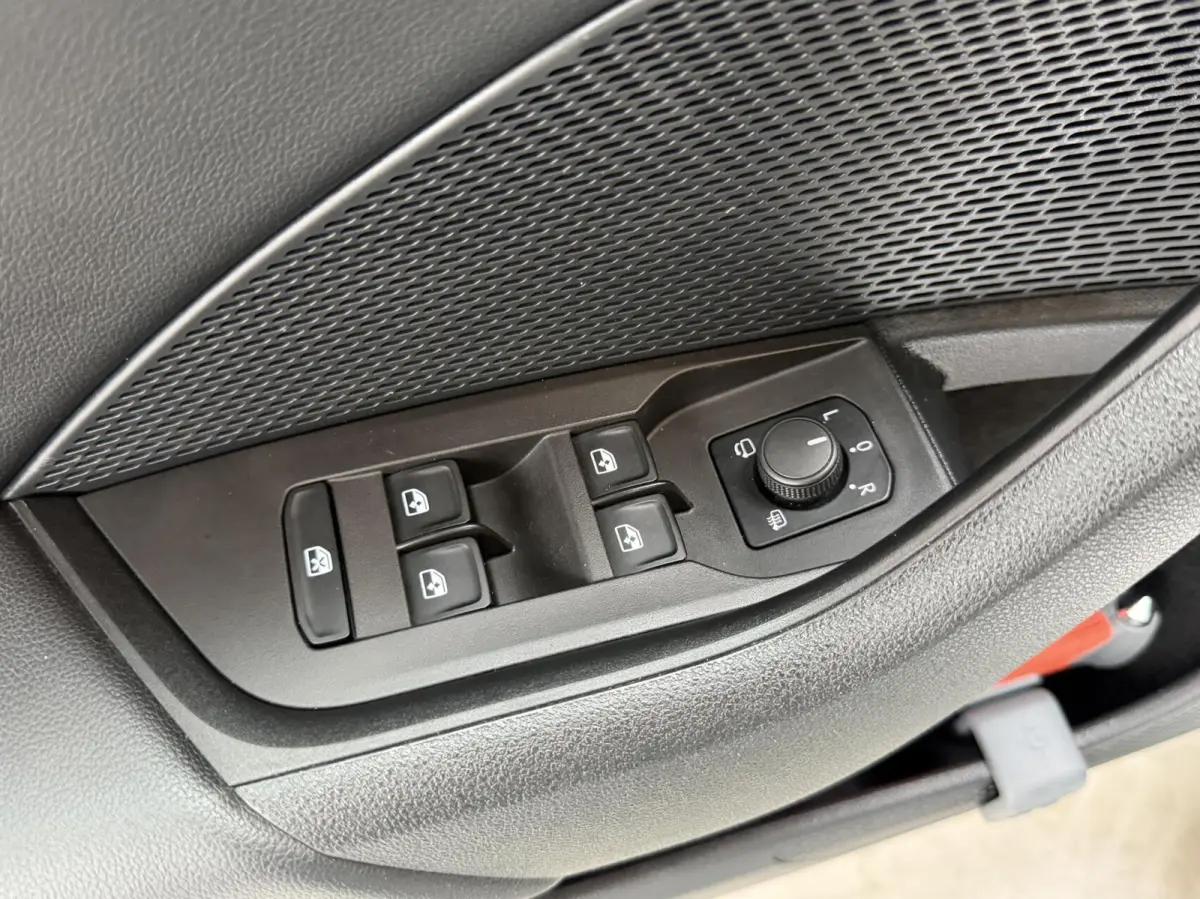 1.0 e-TSI Business Edition Plus Automaat | Apple CarPlay/Android Auto | Adaptieve cruise control | DAB ontvanger | Dode hoek detectie | LED verlichting | Parkeersensoren voor en achter | Voo