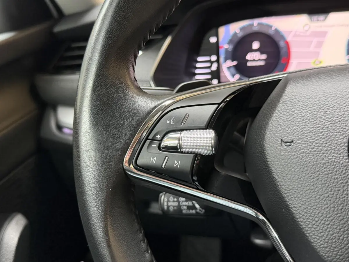 1.0 e-TSI Business Edition Plus Automaat | Apple CarPlay/Android Auto | Adaptieve cruise control | DAB ontvanger | Dode hoek detectie | LED verlichting | Parkeersensoren voor en achter | Voo