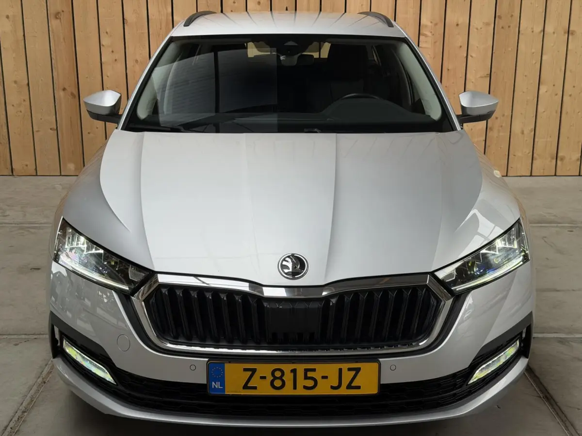 1.0 TSI Business Edition Apple CarPlay/Android Auto | Cruise & climate control | DAB ontvanger | Elektrisch bedienbare achterklep | Keyless entry | LED verlichting | Navigatiesysteem | Trekh