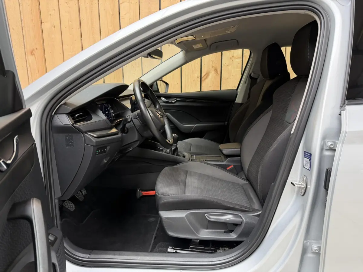 1.0 TSI Business Edition Apple CarPlay/Android Auto | Cruise & climate control | DAB ontvanger | Elektrisch bedienbare achterklep | Keyless entry | LED verlichting | Navigatiesysteem | Trekh