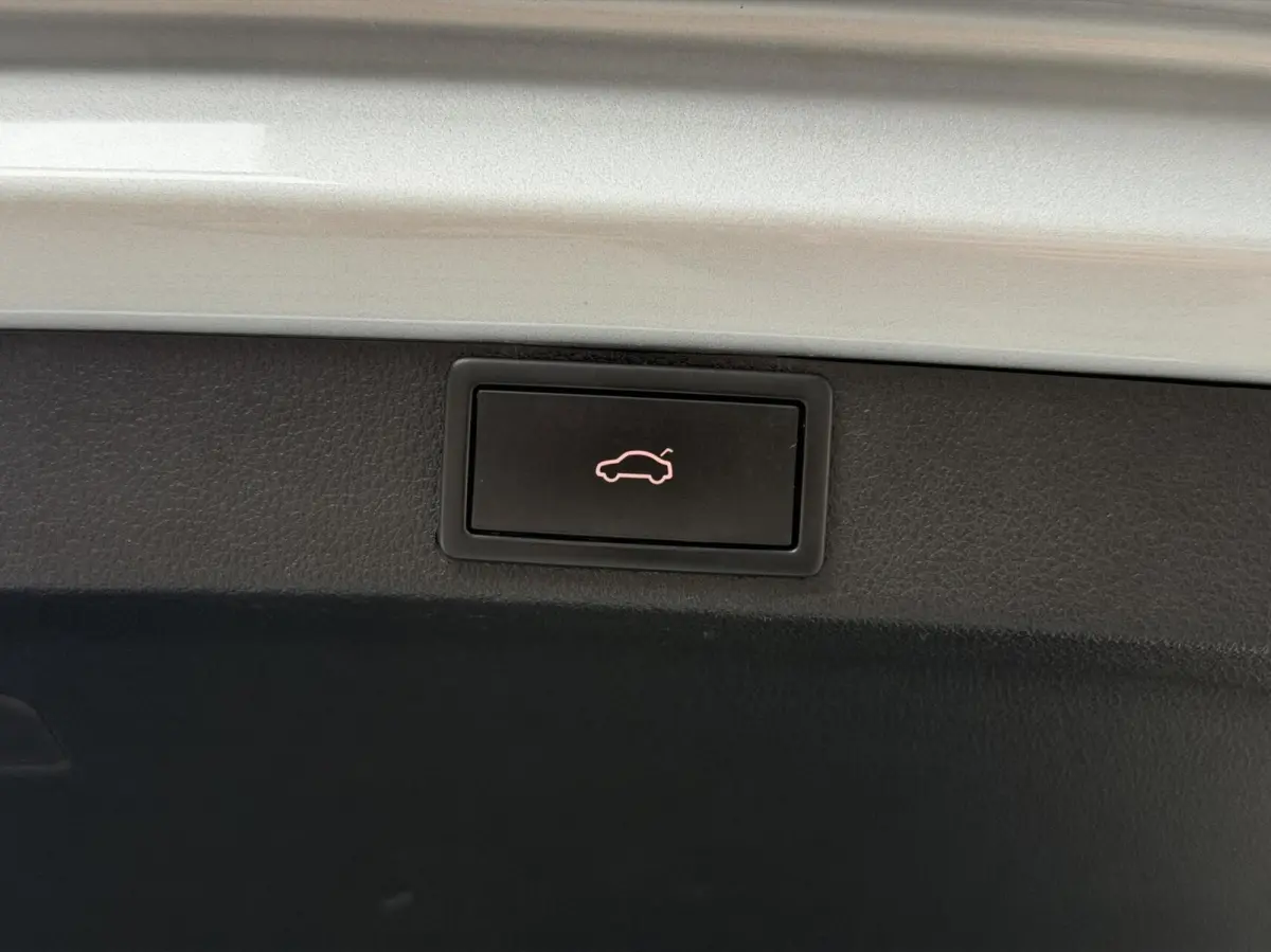 1.0 TSI Business Edition Apple CarPlay/Android Auto | Cruise & climate control | DAB ontvanger | Elektrisch bedienbare achterklep | Keyless entry | LED verlichting | Navigatiesysteem | Trekh