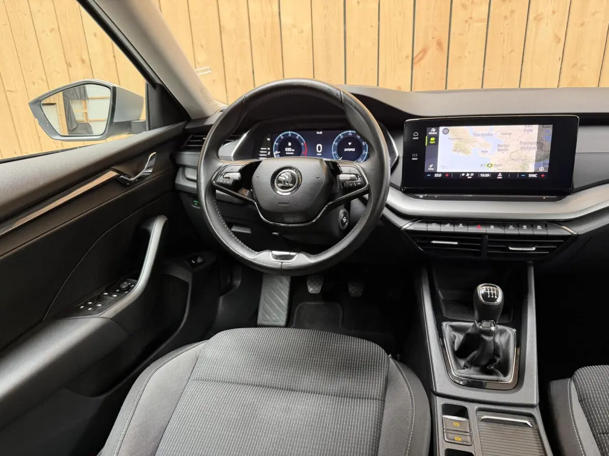 1.0 TSI Business Edition Apple CarPlay/Android Auto | Cruise & climate control | DAB ontvanger | Elektrisch bedienbare achterklep | Keyless entry | LED verlichting | Navigatiesysteem | Trekh