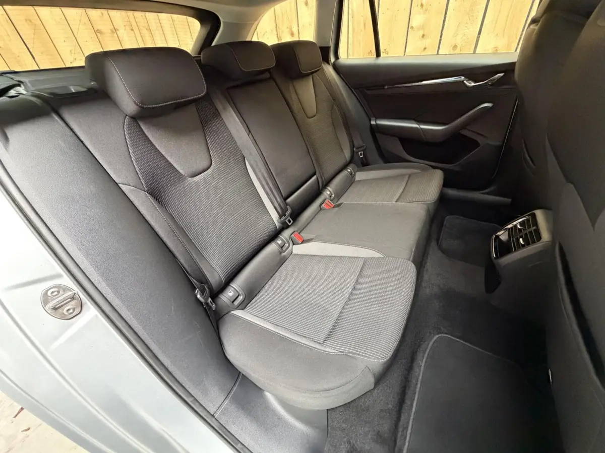 1.0 TSI Business Edition Apple CarPlay/Android Auto | Cruise & climate control | DAB ontvanger | Elektrisch bedienbare achterklep | Keyless entry | LED verlichting | Navigatiesysteem | Trekh