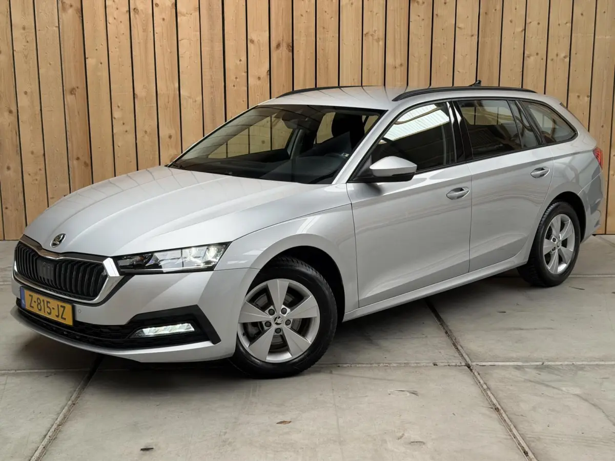 1.0 TSI Business Edition Apple CarPlay/Android Auto | Cruise & climate control | DAB ontvanger | Elektrisch bedienbare achterklep | Keyless entry | LED verlichting | Navigatiesysteem | Trekh