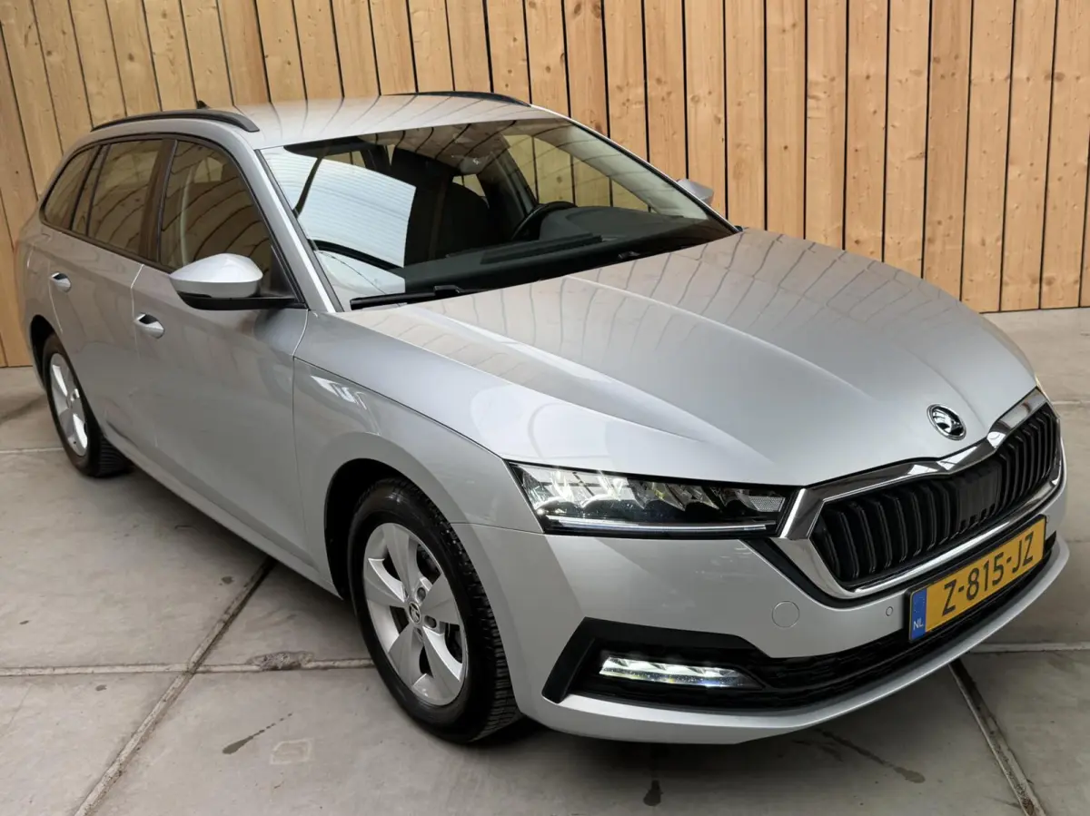 1.0 TSI Business Edition Apple CarPlay/Android Auto | Cruise & climate control | DAB ontvanger | Elektrisch bedienbare achterklep | Keyless entry | LED verlichting | Navigatiesysteem | Trekh