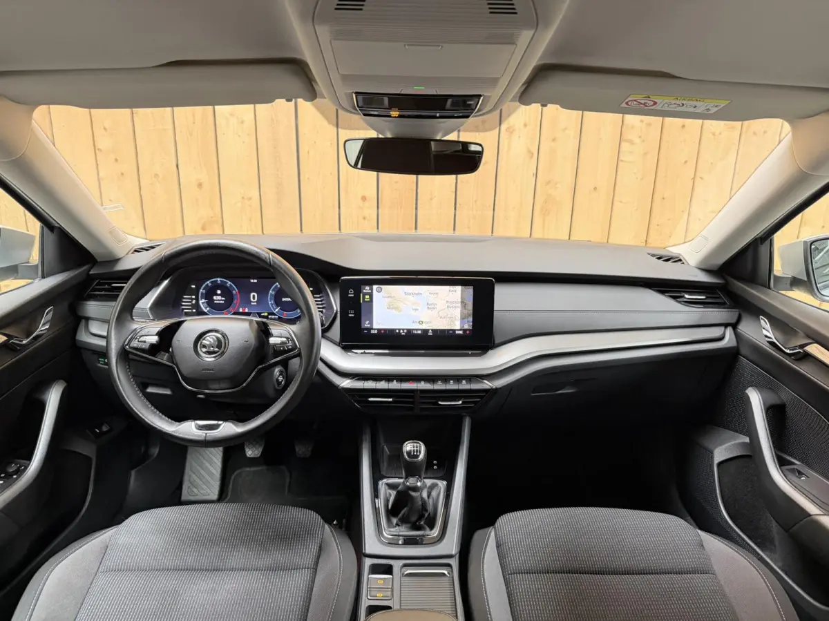 1.0 TSI Business Edition Apple CarPlay/Android Auto | Cruise & climate control | DAB ontvanger | Elektrisch bedienbare achterklep | Keyless entry | LED verlichting | Navigatiesysteem | Trekh