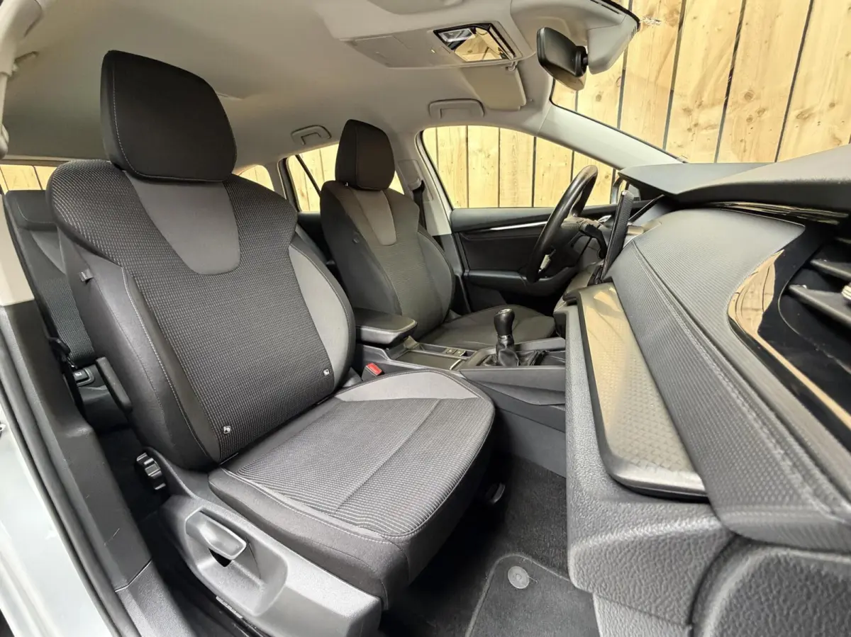 1.0 TSI Business Edition Apple CarPlay/Android Auto | Cruise & climate control | DAB ontvanger | Elektrisch bedienbare achterklep | Keyless entry | LED verlichting | Navigatiesysteem | Trekh