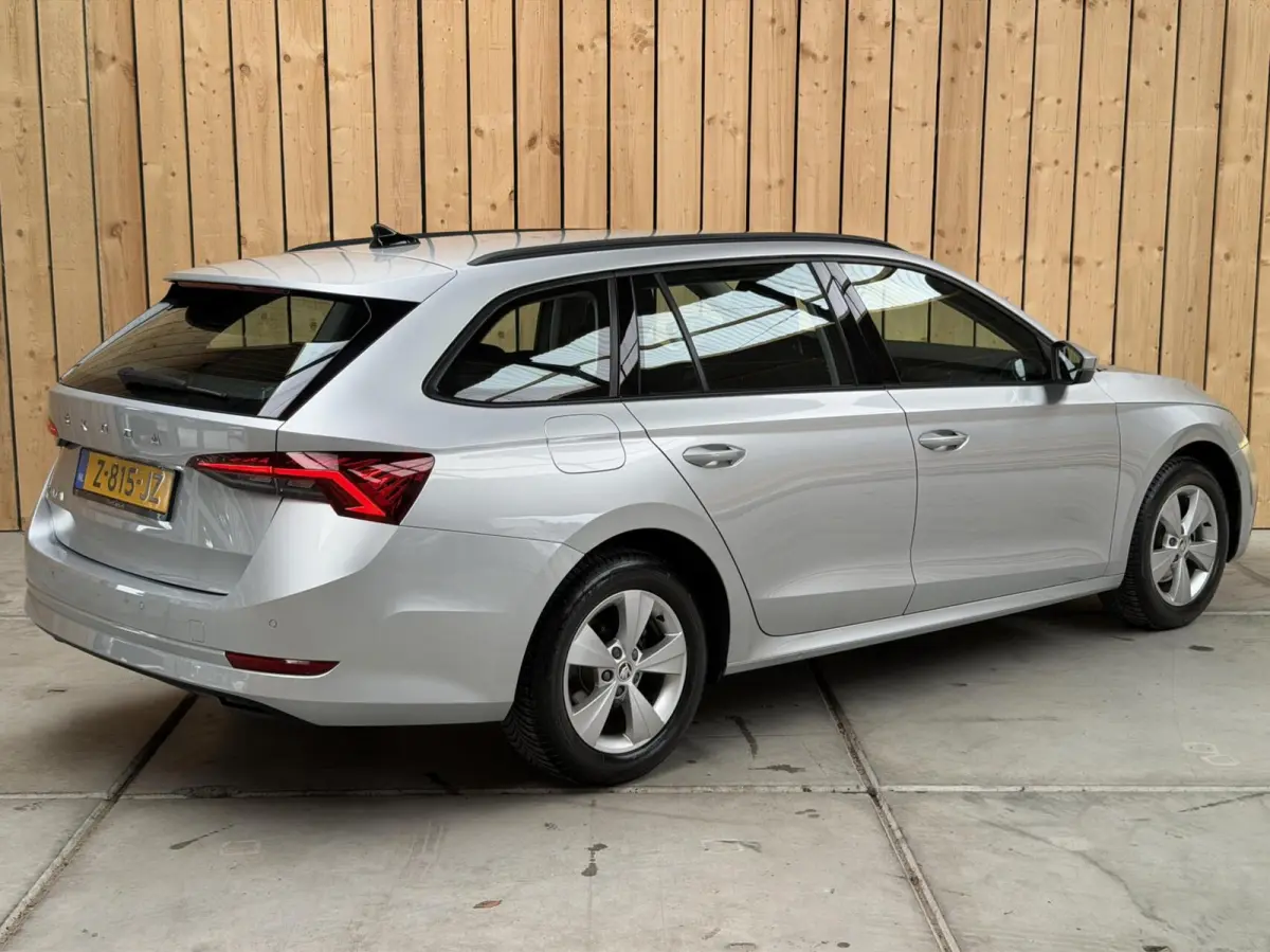 1.0 TSI Business Edition Apple CarPlay/Android Auto | Cruise & climate control | DAB ontvanger | Elektrisch bedienbare achterklep | Keyless entry | LED verlichting | Navigatiesysteem | Trekh