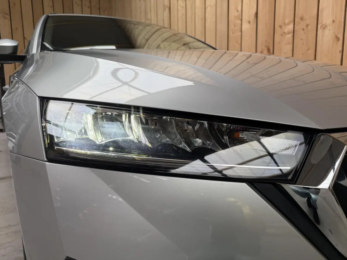 1.0 TSI Business Edition Apple CarPlay/Android Auto | Cruise & climate control | DAB ontvanger | Elektrisch bedienbare achterklep | Keyless entry | LED verlichting | Navigatiesysteem | Trekh