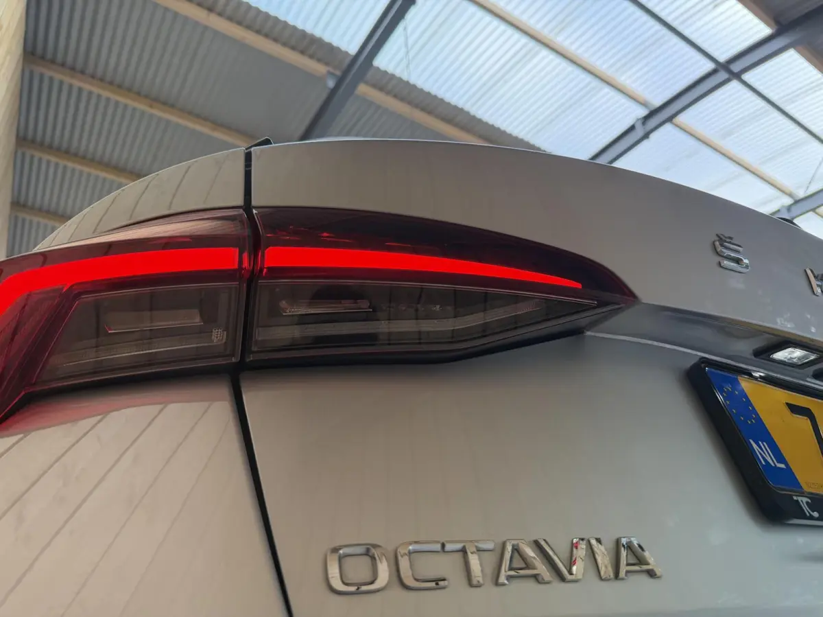 1.0 TSI Business Edition Apple CarPlay/Android Auto | Cruise & climate control | DAB ontvanger | Elektrisch bedienbare achterklep | Keyless entry | LED verlichting | Navigatiesysteem | Trekh