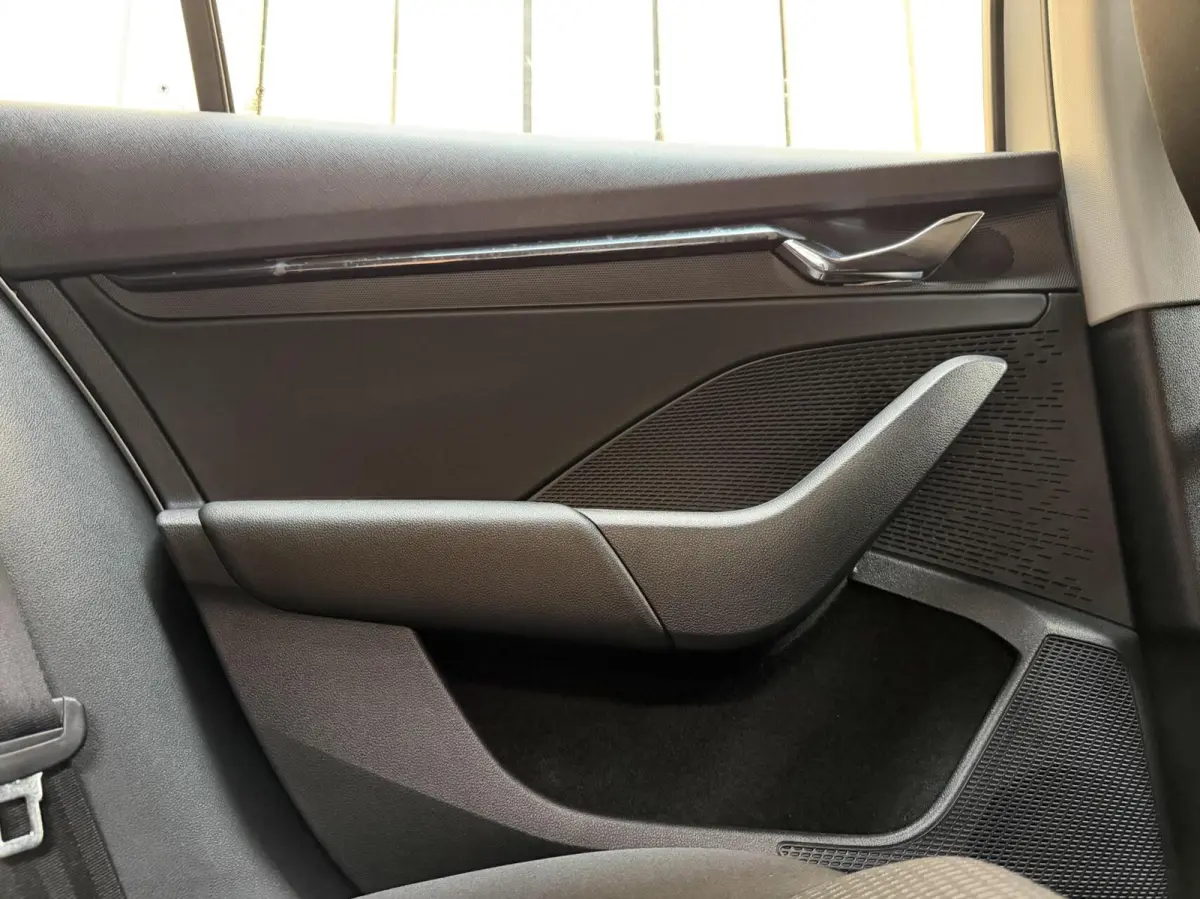 1.0 TSI Business Edition Apple CarPlay/Android Auto | Cruise & climate control | DAB ontvanger | Elektrisch bedienbare achterklep | Keyless entry | LED verlichting | Navigatiesysteem | Trekh