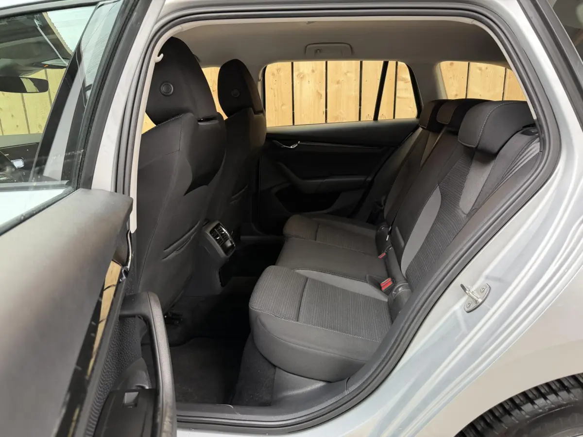 1.0 TSI Business Edition Apple CarPlay/Android Auto | Cruise & climate control | DAB ontvanger | Elektrisch bedienbare achterklep | Keyless entry | LED verlichting | Navigatiesysteem | Trekh