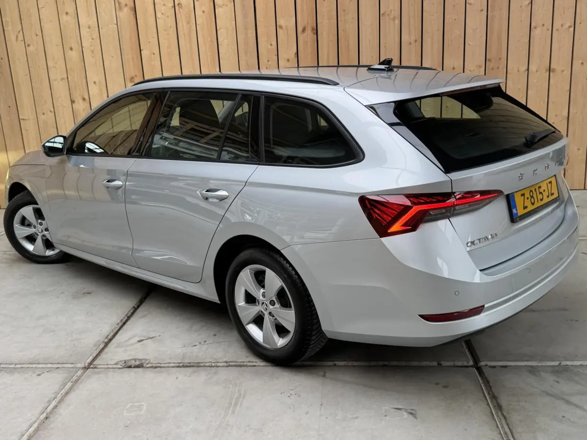 1.0 TSI Business Edition Apple CarPlay/Android Auto | Cruise & climate control | DAB ontvanger | Elektrisch bedienbare achterklep | Keyless entry | LED verlichting | Navigatiesysteem | Trekh