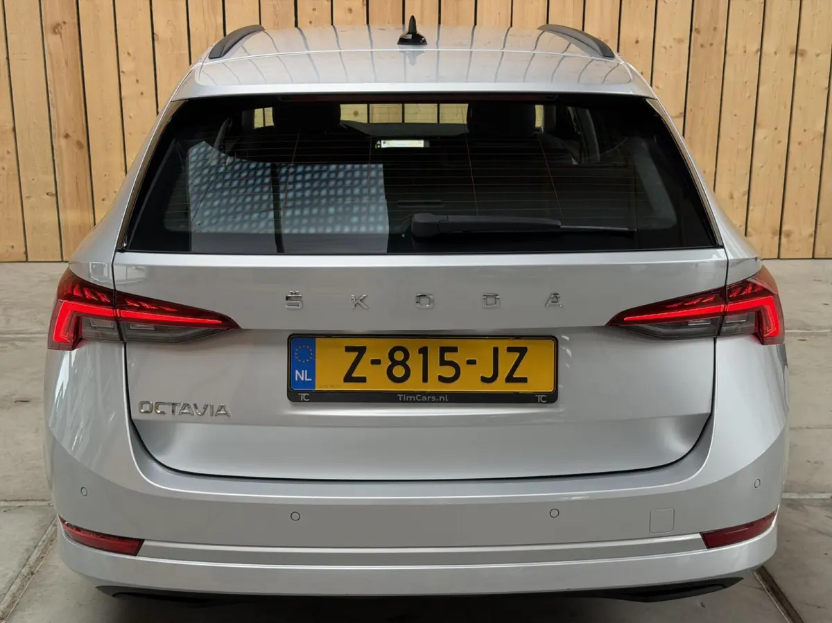 1.0 TSI Business Edition Apple CarPlay/Android Auto | Cruise & climate control | DAB ontvanger | Elektrisch bedienbare achterklep | Keyless entry | LED verlichting | Navigatiesysteem | Trekh
