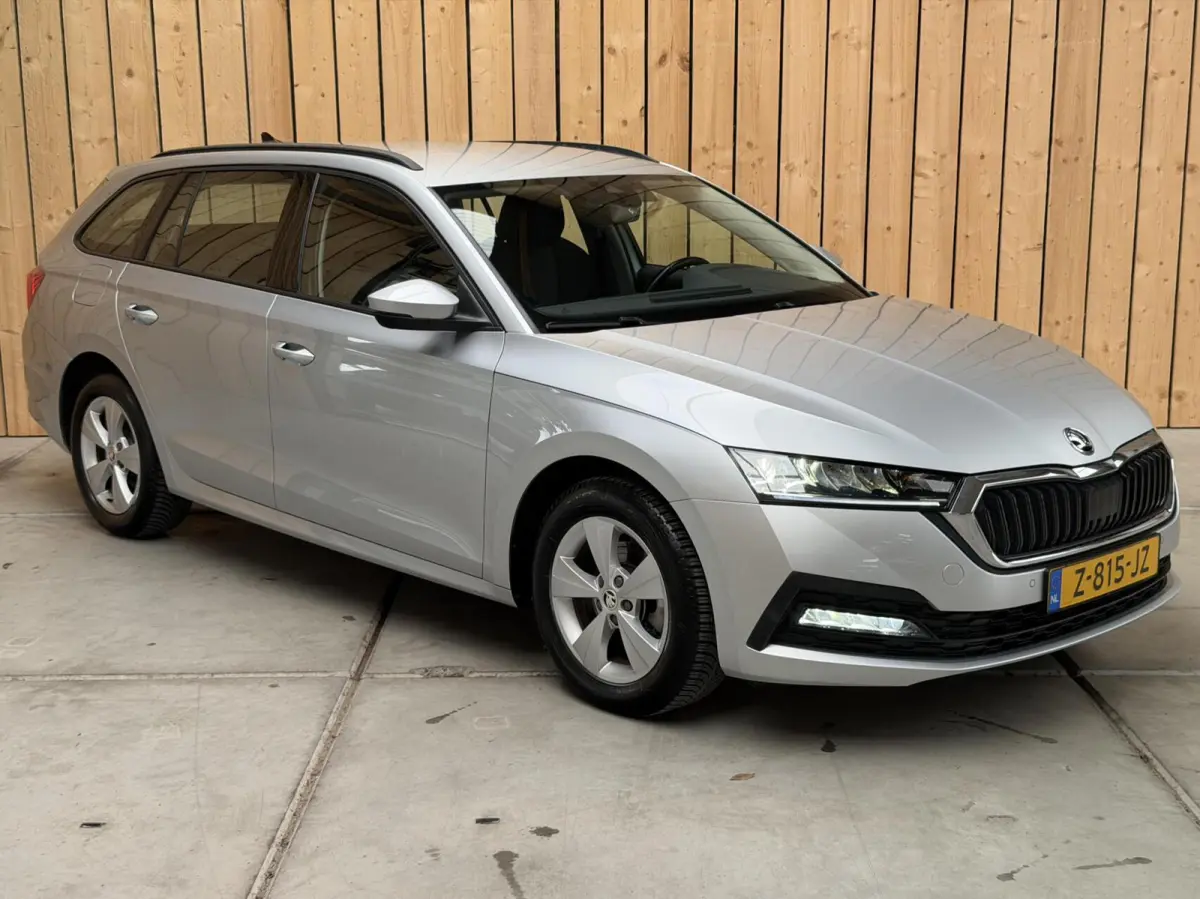 1.0 TSI Business Edition Apple CarPlay/Android Auto | Cruise & climate control | DAB ontvanger | Elektrisch bedienbare achterklep | Keyless entry | LED verlichting | Navigatiesysteem | Trekh