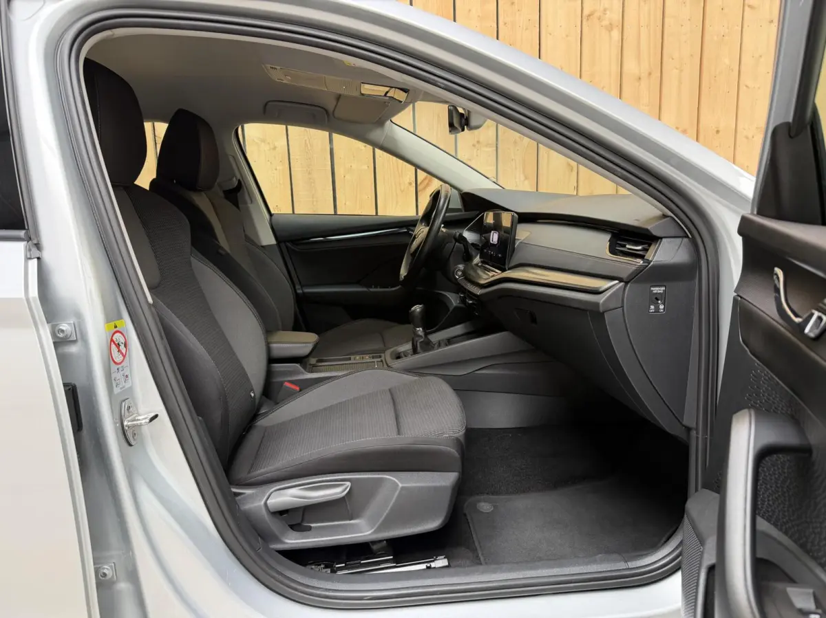 1.0 TSI Business Edition Apple CarPlay/Android Auto | Cruise & climate control | DAB ontvanger | Elektrisch bedienbare achterklep | Keyless entry | LED verlichting | Navigatiesysteem | Trekh
