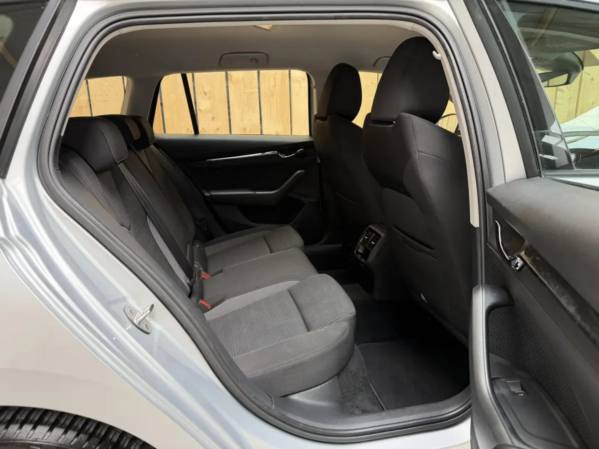 1.0 TSI Business Edition Apple CarPlay/Android Auto | Cruise & climate control | DAB ontvanger | Elektrisch bedienbare achterklep | Keyless entry | LED verlichting | Navigatiesysteem | Trekh