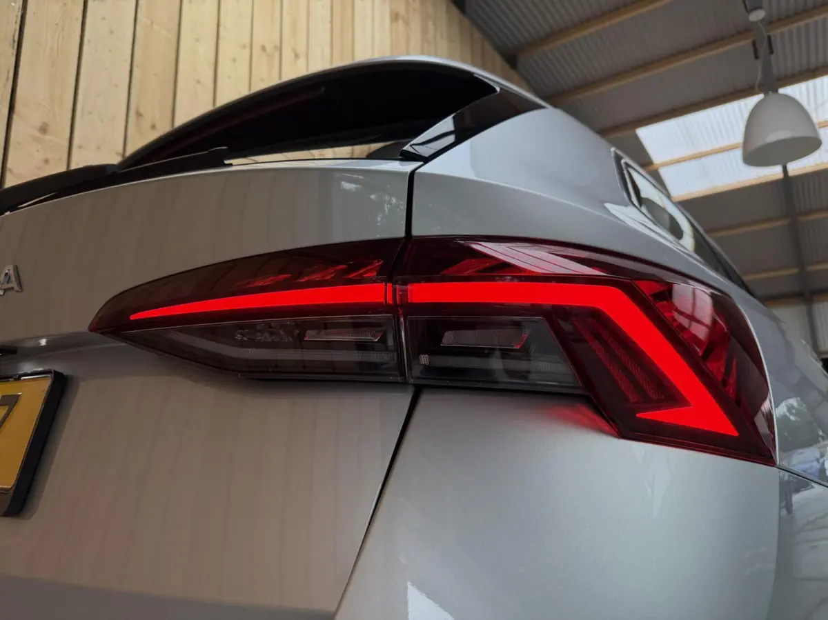 1.0 TSI Business Edition Apple CarPlay/Android Auto | Cruise & climate control | DAB ontvanger | Elektrisch bedienbare achterklep | Keyless entry | LED verlichting | Navigatiesysteem | Trekh