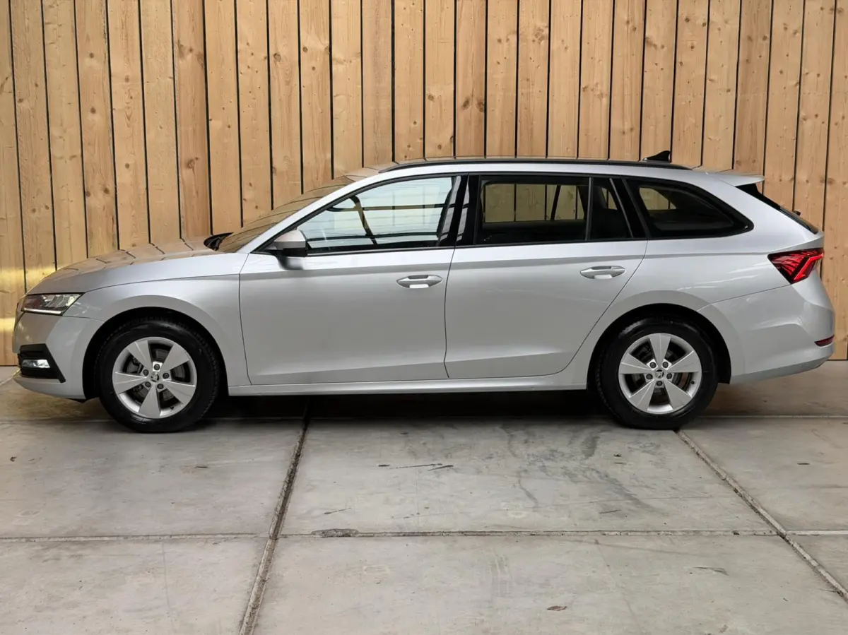 1.0 TSI Business Edition Apple CarPlay/Android Auto | Cruise & climate control | DAB ontvanger | Elektrisch bedienbare achterklep | Keyless entry | LED verlichting | Navigatiesysteem | Trekh