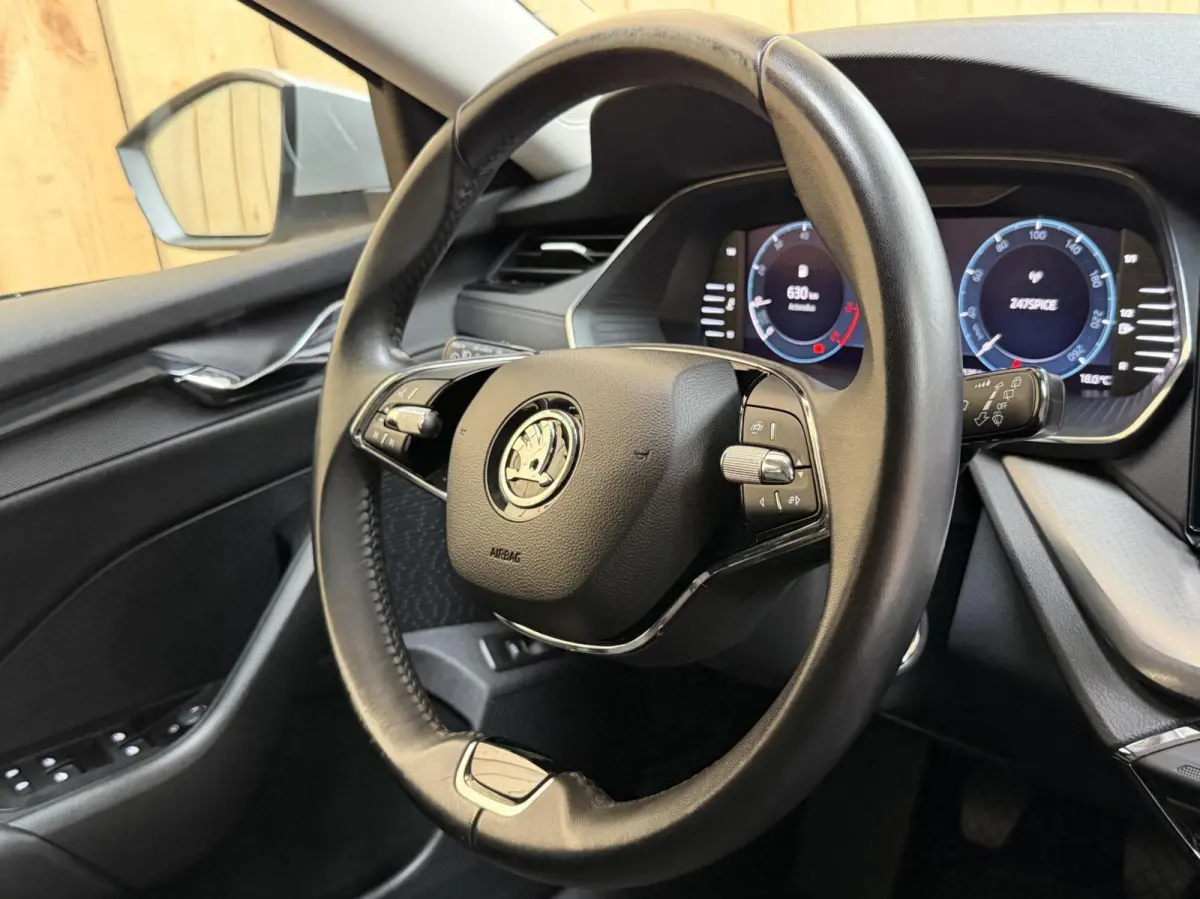 1.0 TSI Business Edition Apple CarPlay/Android Auto | Cruise & climate control | DAB ontvanger | Elektrisch bedienbare achterklep | Keyless entry | LED verlichting | Navigatiesysteem | Trekh