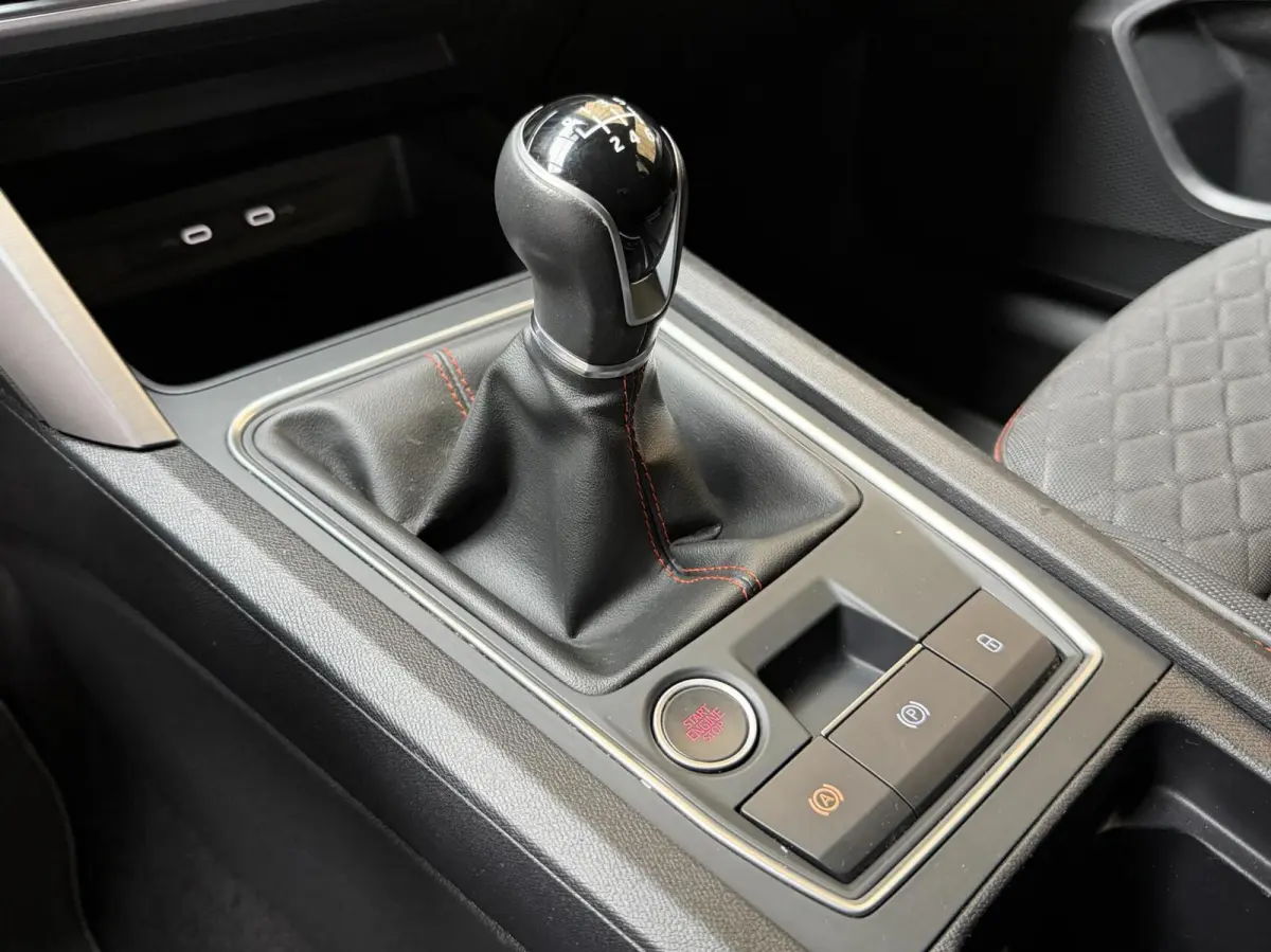 1.0 eTSI FR Business Intense Achteruitrijcamera | Apple CarPlay/Android Auto | Adaptieve cruise control | Climate control | DAB ontvanger | Keyless entry | Panoramadak | Voorstoelen en stuur