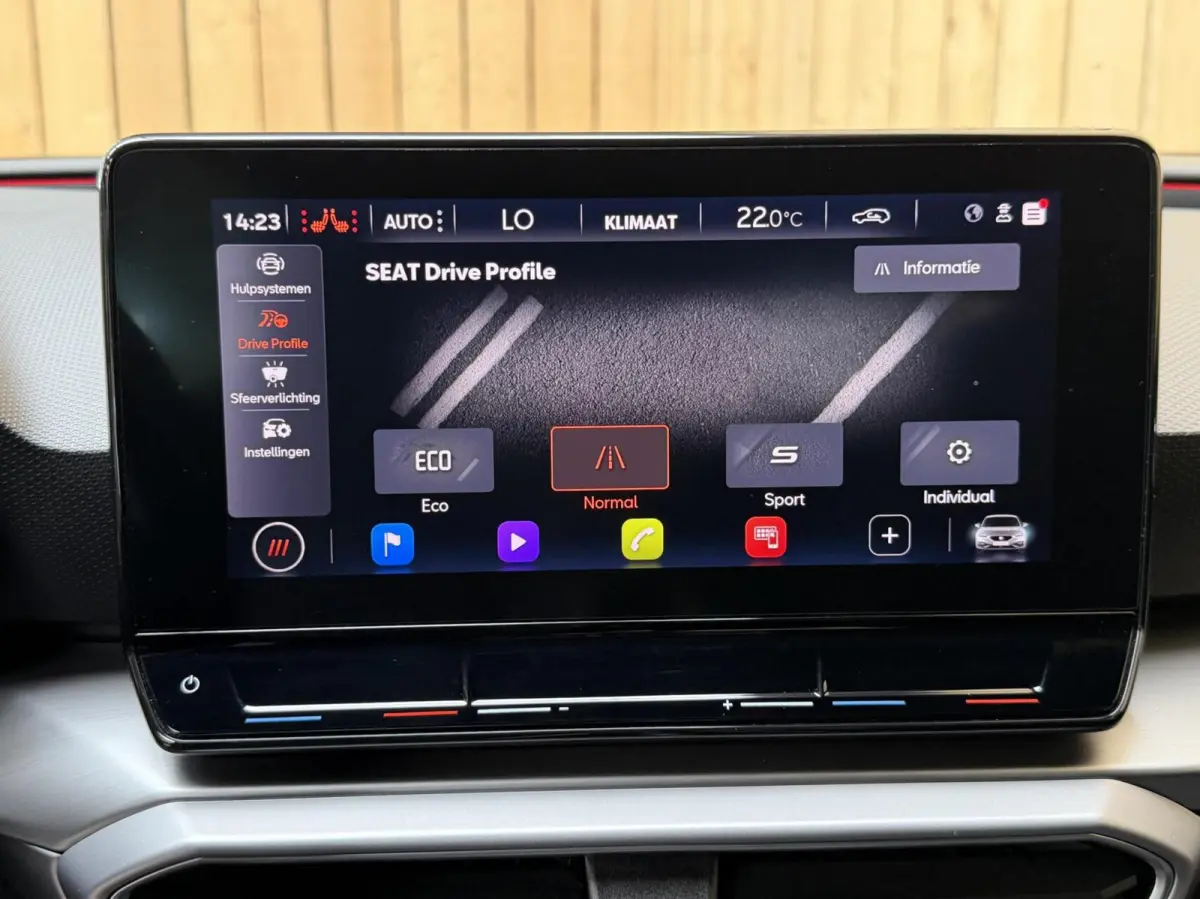 1.0 eTSI FR Business Intense Achteruitrijcamera | Apple CarPlay/Android Auto | Adaptieve cruise control | Climate control | DAB ontvanger | Keyless entry | Panoramadak | Voorstoelen en stuur