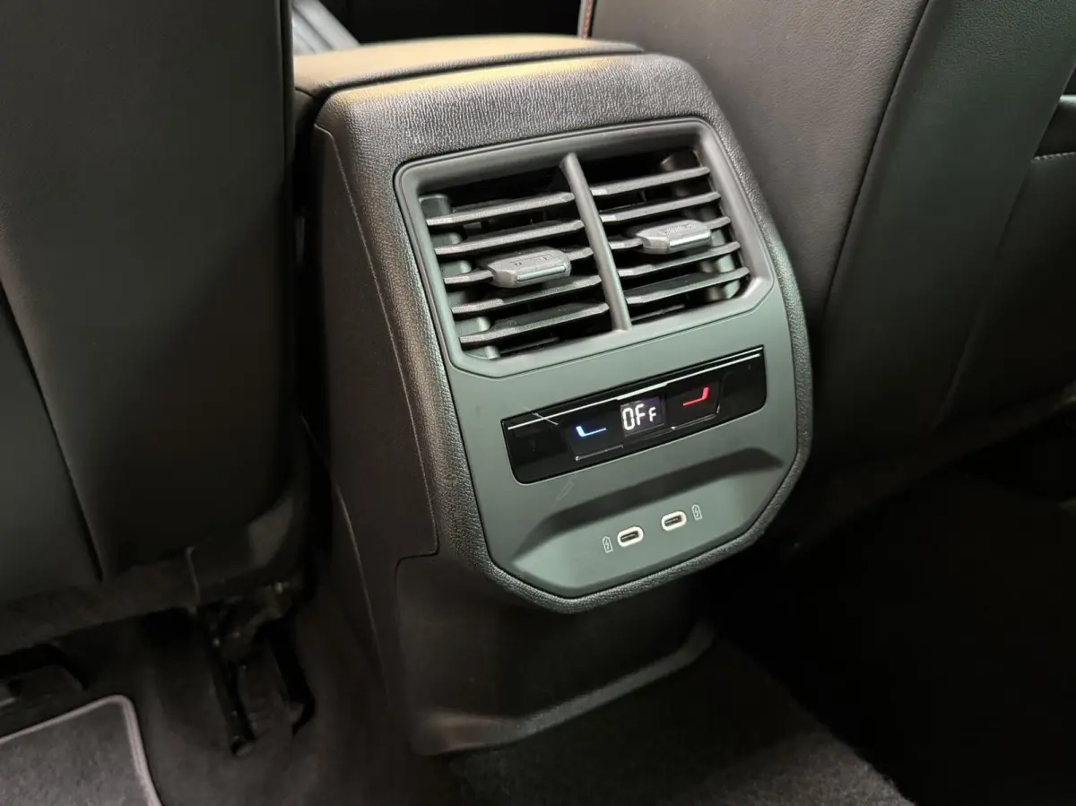 1.0 eTSI FR Business Intense Achteruitrijcamera | Apple CarPlay/Android Auto | Adaptieve cruise control | Climate control | DAB ontvanger | Keyless entry | Panoramadak | Voorstoelen en stuur
