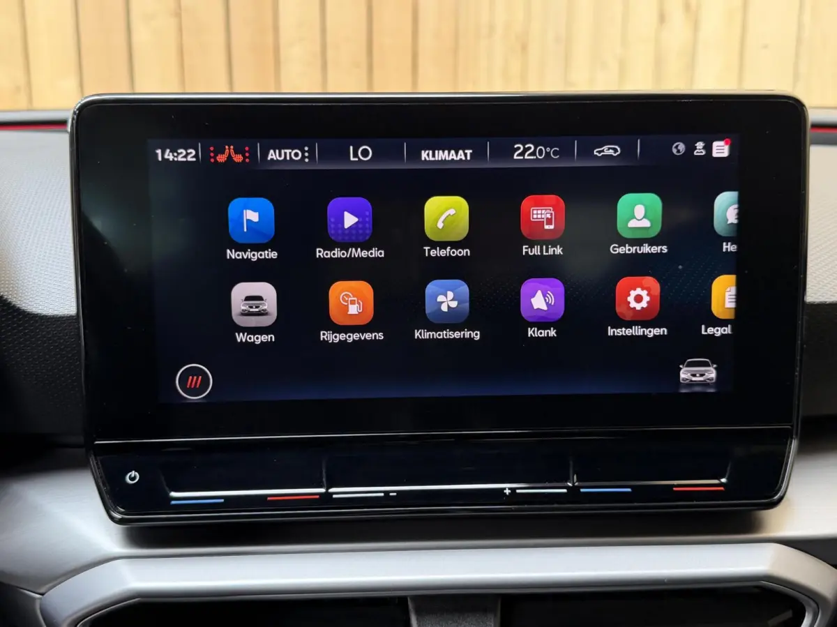 1.0 eTSI FR Business Intense Achteruitrijcamera | Apple CarPlay/Android Auto | Adaptieve cruise control | Climate control | DAB ontvanger | Keyless entry | Panoramadak | Voorstoelen en stuur