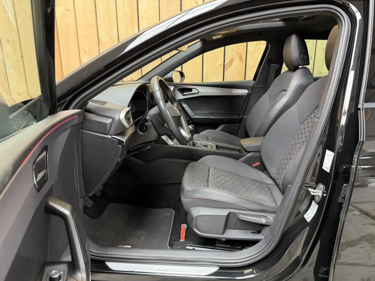 1.0 eTSI FR Business Intense Achteruitrijcamera | Apple CarPlay/Android Auto | Adaptieve cruise control | Climate control | DAB ontvanger | Keyless entry | Panoramadak | Voorstoelen en stuur