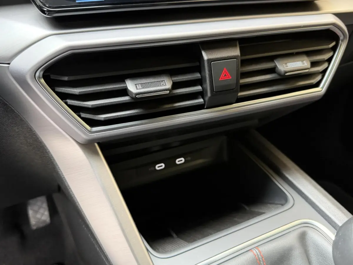 1.0 eTSI FR Business Intense Achteruitrijcamera | Apple CarPlay/Android Auto | Adaptieve cruise control | Climate control | DAB ontvanger | Keyless entry | Panoramadak | Voorstoelen en stuur