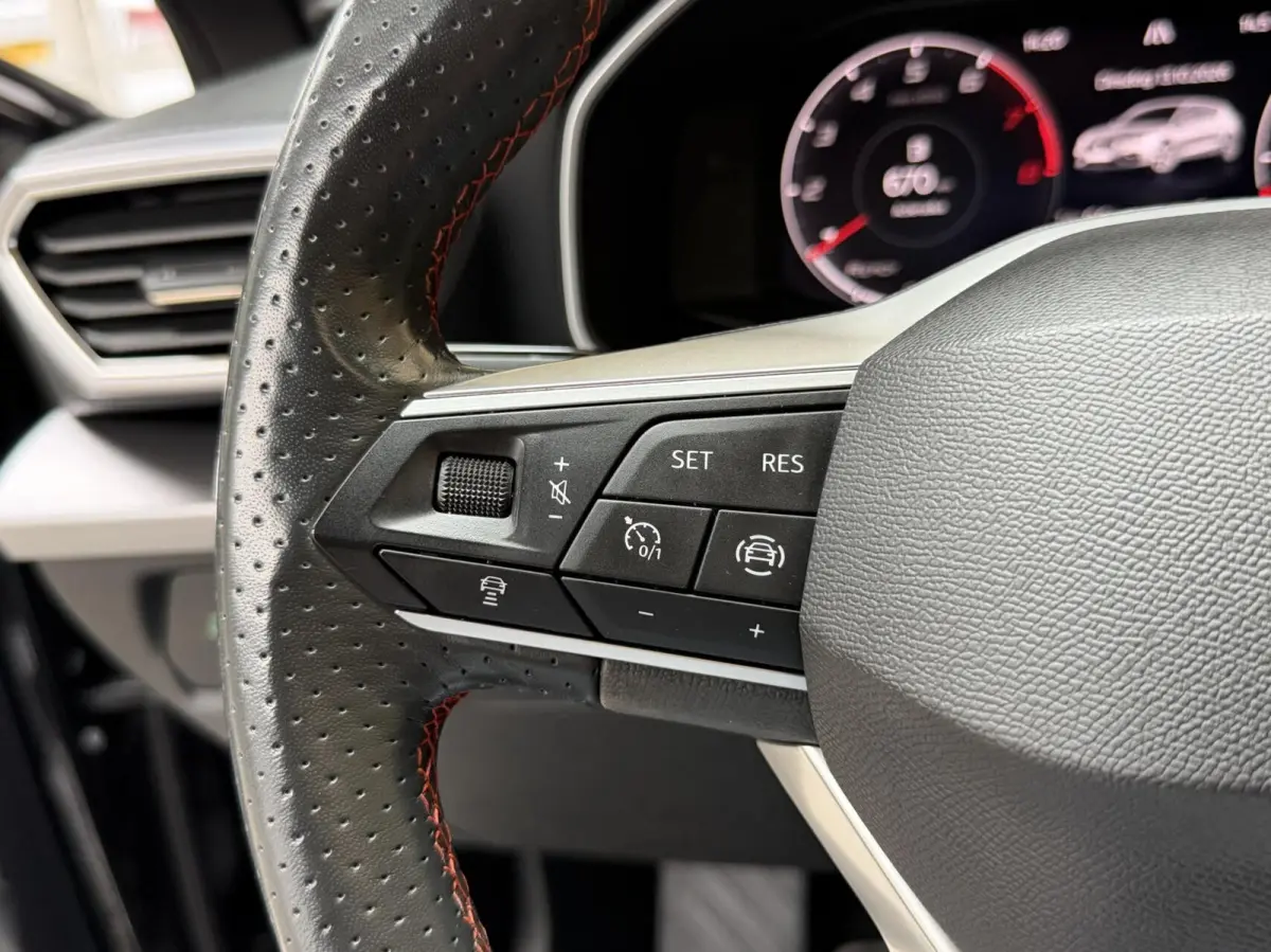 1.0 eTSI FR Business Intense Achteruitrijcamera | Apple CarPlay/Android Auto | Adaptieve cruise control | Climate control | DAB ontvanger | Keyless entry | Panoramadak | Voorstoelen en stuur